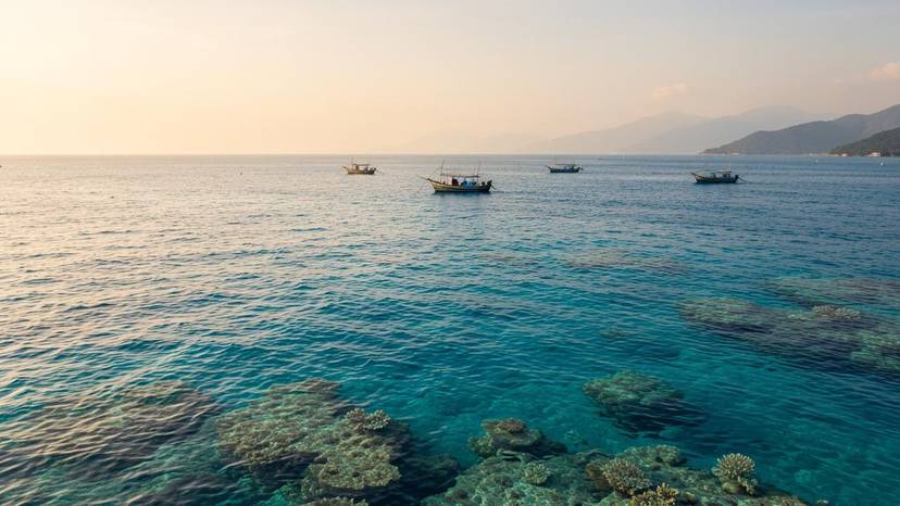 Ocean-friendly investment sa Pilipinas: malinis na karagatan na may coral reef at sustainable fishing boats